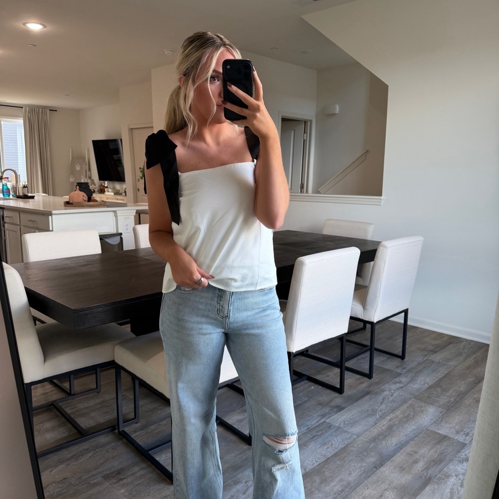 Women's Black and White Sleeveless Top